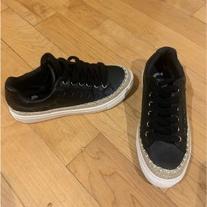 TRENDY BLACK SNEAKERS